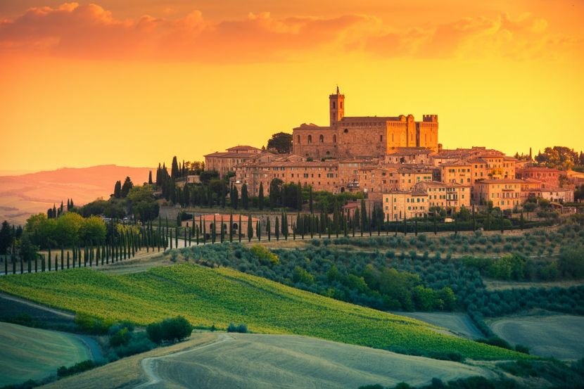 Panorama Montepulciano na wzgórzu wśród winnic o zachodzie słońca