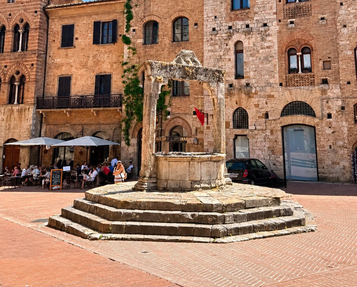 Zabytkowa studnia na placu Piazza della Cisterna w San Gimignano